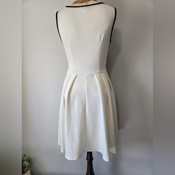 Lori Michaels White and Blue Pleated Midi Dress. Size Small - Picture 5 of 10